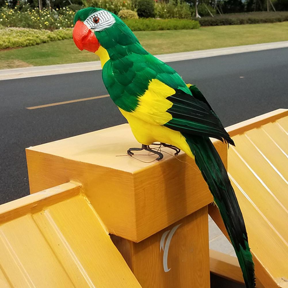 Une figurine perroquet